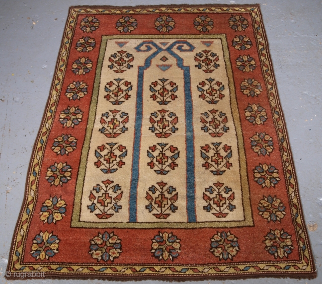 Manastir prayer rug, click the link www.knightsantiques.co.uk to view more items. Size: 4ft 5in x 3ft 3in (135 x 100cm).

Antique Turkish Manastir prayer rug of outstanding simple design with a rams horn  ...