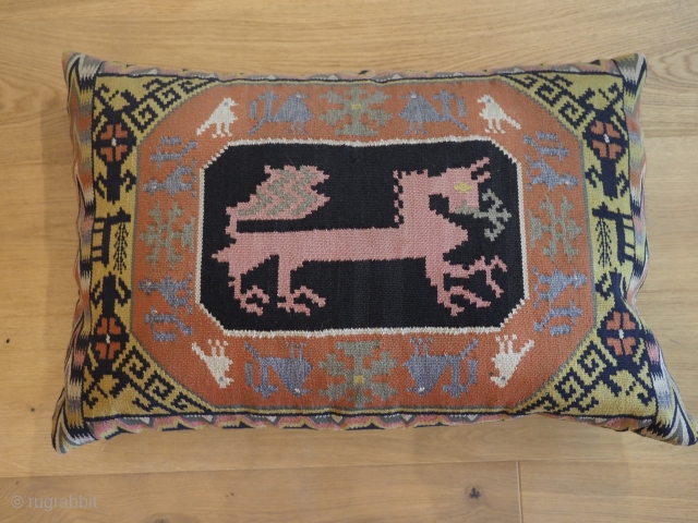 

Antique Swedish carriage cushion, filled and ready for use.
www.knightsantiques.co.uk
Mid 19th century.
Size: 2ft 4in x 1ft 7in (70 x 48cm).
This beautiful carriage cushion has a truly outstanding design with a single large animal....  ...