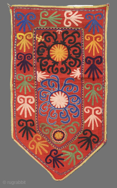 Antique Uzbek Lakai tribe uut kap ilgich, shield wall hangings for the yurt.
Size: 2ft 0in x 1ft 2in (62 x 35cm).
Circa 1900.
Uut kap ilgich are shield shaped hangings that usually formed part ...