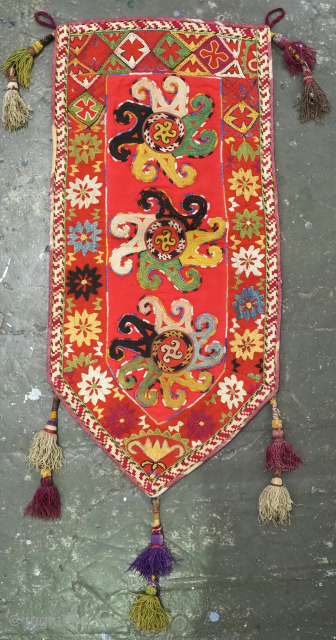 Antique Uzbek Lakai tribe uut kap ilgich, shield wall hangings for the yurt. www.knightsantiques.co.uk
Size: 2ft 4in x 1ft 1in (71 x 34cm) excluding tassels.
late 19th century.

Uut kap ilgich are shield shaped hangings  ...