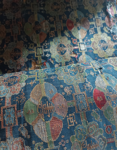 a silk fragment from Ming Dinasty, XVI Century.
Size 0.36mt. x 0.59mt.
More info in DM: asolokilim@gmail.com    /     https://www.instagram.com/asolo_kilim_gallery/         