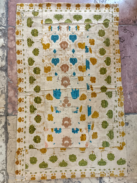 from the Italian Renaissance...
close up of a stunning antique velvet silk called "soprarizzo".
Florence, last quarter of XVI Century.
Collector piece.
Size 0.98mt. x 0.60mt
More info in DM: asolokilim@gmail.com
       