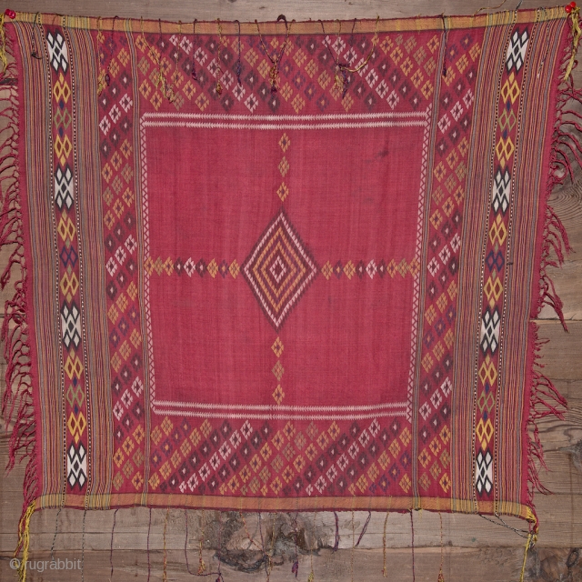 Small shawl, Turkmen. Circa 1900. 65 X 72 cm                        