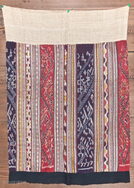 Old silk ikat skirt from Laos. Coton borders. Large 62 cm. Total hight 82 cm. Silk ikat 64 cm large.
Clean and good condition.          