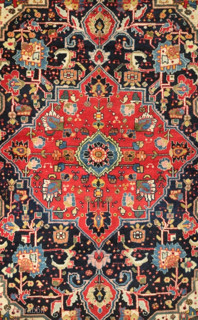 Feraghan rug, Late 19th/early 20th century. Extraordinary colors, crisp design and pashmina-like wool. In perfect condition.  135 x 195 cm
            