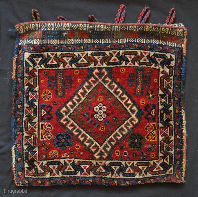 Qashqa'i saddle bag half, 4th quarter of the 19th century. Great condition with thick pile. Eye dazzler kilim back. All natural dyes. 51 x 55 cm
       