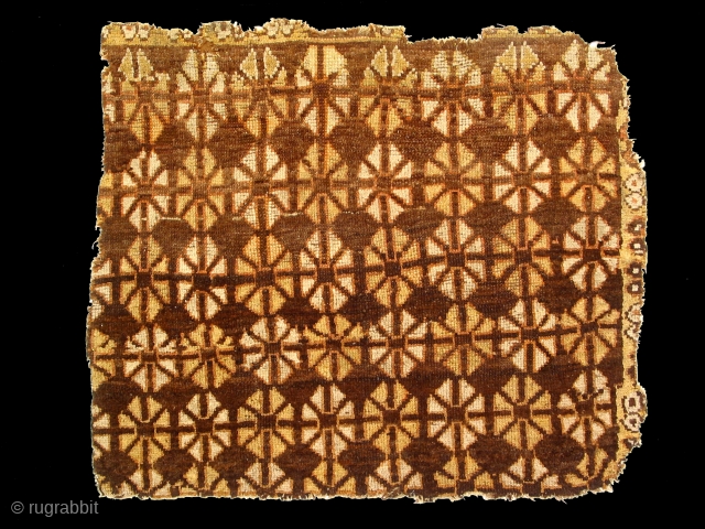 Eastern Anatolian carpet fragment, 89 x 104cm, most likely dating to the first half of the 16th century, C-14 dated to 1486-1647 ( 2-sigma). Condition: overall even wear. A more extensive arthistorical  ...