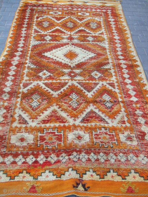 ANTIQUE MOROCCAN WOOL CARPET HAND MADE Size: 320 X 135 cm /125.9 X 53.1-inches Good luck to all

               