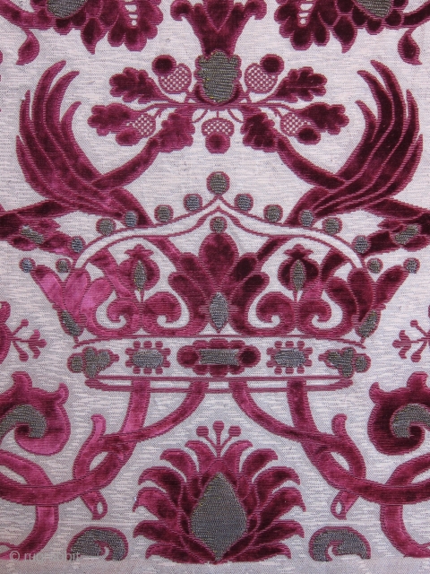 PAIR OF EXTRAORDINARY  ITALIAN VELVET - GENOVA - 1890 CIRCA - SILK AND METAL - SIZE: 151x61 cm -
PROVENIENCE "COLLECTIONS HAMOT" PARIS.          