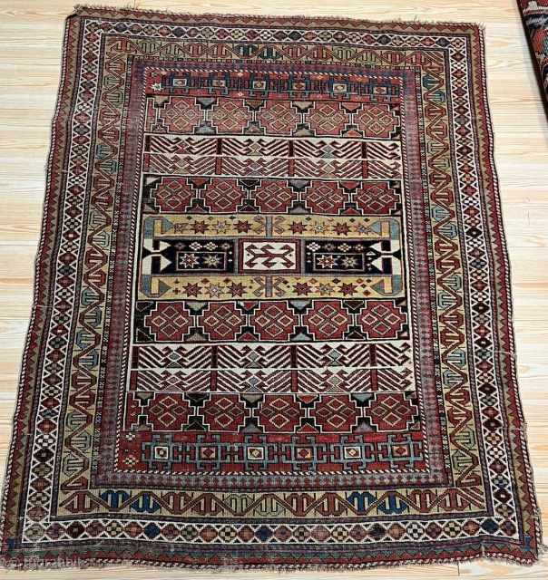 hand made traditional rug SHIRVAN 
SIZE:142*116
MATERIAL:WOL
AGE: 18 TH                         