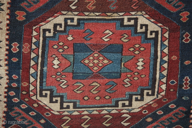 19th century complete Shahsavan khorjin.
Size : 140 x 50 cm. 55 x 20 inches.
Full original, no repair, good condition.
Fine and tight weaving (weft-wrapping technique).
Collected in Persia before the first world war.
Wonderfull collectible  ...