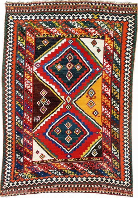 Gashgaï kilim, 19th century.
Arround 1,53 x 2,28 m
Great colors, very good condition (one tiny hole, few fringes are missing).
Please, ask for more informations and pictures.
        