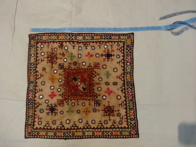 WEDDING SQUARE FROM SUTHAR GROUP OF THATPARKER SINDH PROVINCE PAKISTAH. 
ALSO SIMLIAR PIECE ARE FOUND FROM JAISALMER AND BHUJ REGION OF INDIA ON BORDER OF PAKISTAN. 
SILK FLOSS EMBROIDERY. VERY SIMILIAT WAY  ...