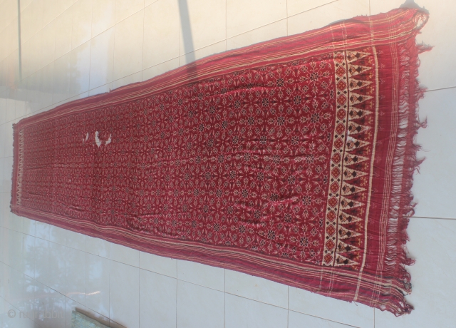 India 18th-19th century patola sari textile. Size: 460cm x 105cm. condition : look at the picture, free from any repair. found from sumatera Indonesia.         