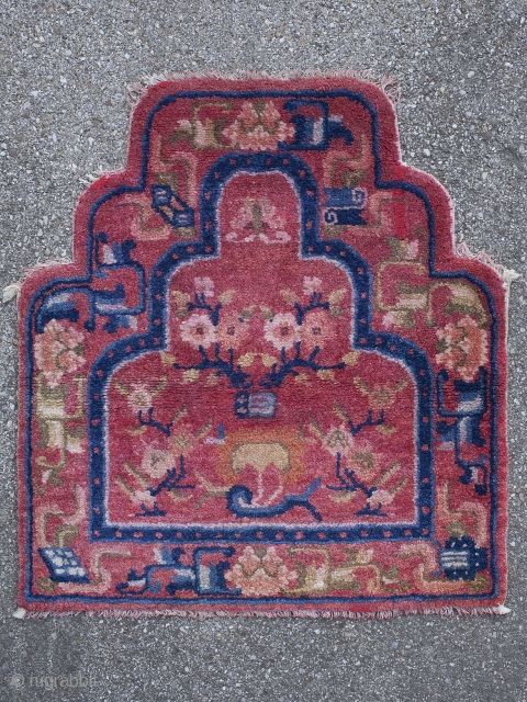 Lovely Baotou throne seat back. Depiction of flowers and lingzhi. 1st quarter 20th century. Good pile small restorations. 72*63 cm.             