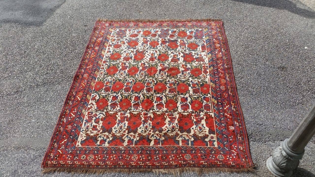  Khamseh gul farang from qashqai confederation. cm 180x141. wool on wool. Both end missing.                  