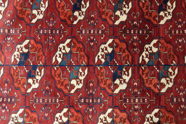 Antique Turkmen Tekke in original kilim ends.

Super finely knotted and great colors, more shining than in the pictures. 

Knotted areas is cm 234x212 kilim ends 1.cm 30x 221; 2.34x221

An amazing lounminous yellow,  ...