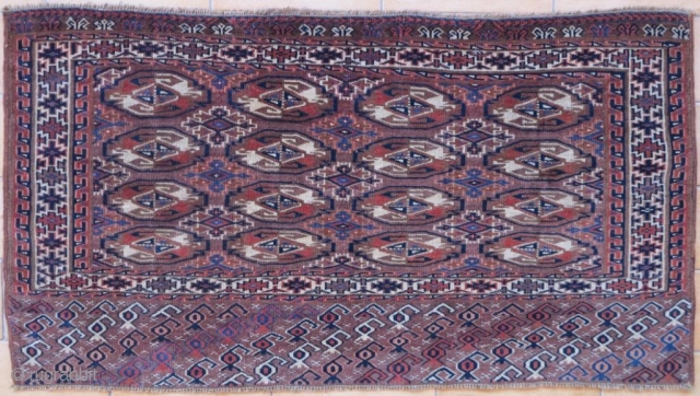 Unusual Turkmen Chuval, probably yomut (yomud). As ome of the most relevant person in this group said: Part yomud, part chodor with a sprinkle of levity: "CHOMUD"
Size is cm 127x70. Very good  ...