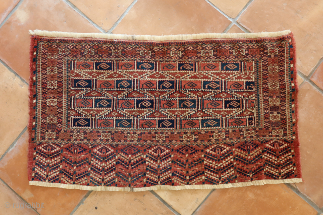 Antique Turkmen chuval, end XIX/early XX
cm 122x66
very Good condition
Other HQ pics available on request