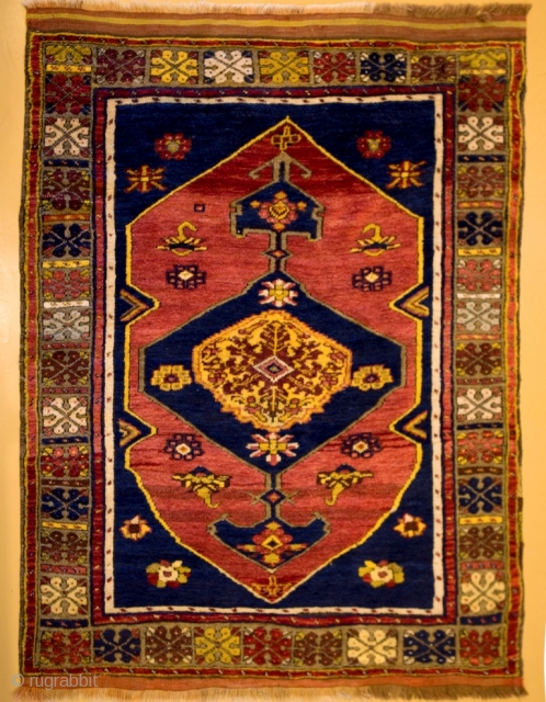Tashpinar, Turkey, wool on wool 1930 ca. Perfect condition.
deep red field, warm and soft!size is cm cm 150x115

               