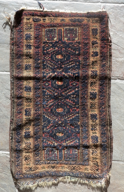 Baluch balisht with yellow silk highlights. A wonderful blu field and a nice border with turkmen patterns. cm 80x40              