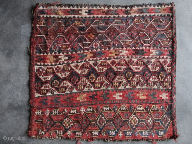 Sumakh khorjin probably Qashqai' or Bakhtiary. Nice colors. Very Good condition. size about cm 60x60. 
                 