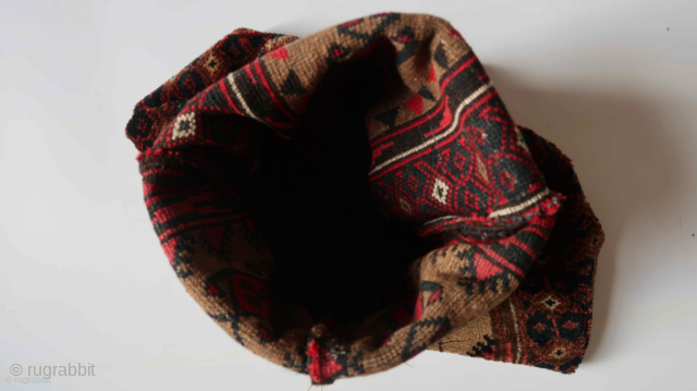 Fragmented storage bag ,? wool on wool depicting various old/antique motifs . ca; 60 x 72 cm. 65,oo euro ex transport costs. Origin Unknown. Listening : Blur " Common People ...