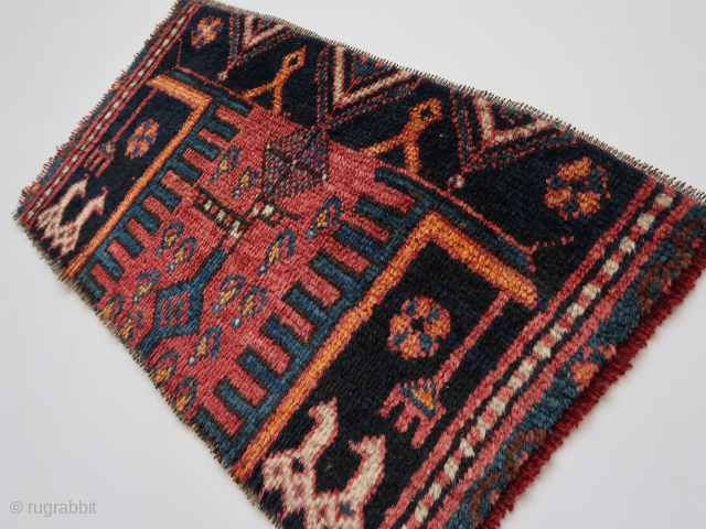 Fragment, (bag panel ?)  Wool on wool, red wefts, Luri ?  South Persian Tribal ? . Ca: 70 cm. x 40 cm .

Listening :  Doe Maar , " Doe  ...