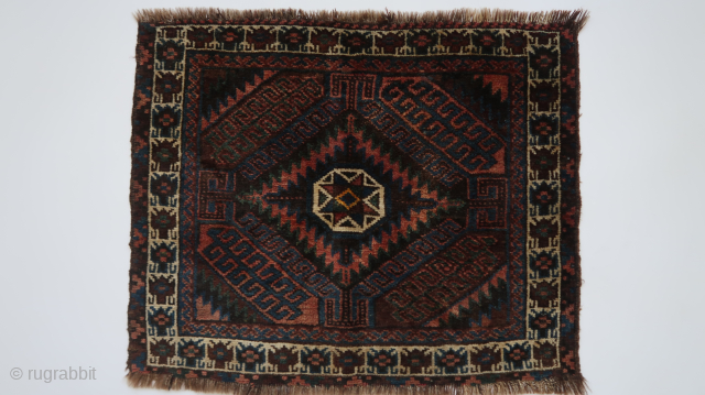 Single khorjin front, wool on wool, ca ; 80 cm x 66 cm. Mushwani.  Beluch. very fine weave and knotting. With a peculiar "Mothra "border. Info and contact : MaxRotring@protonmail.com
 Price;  ...