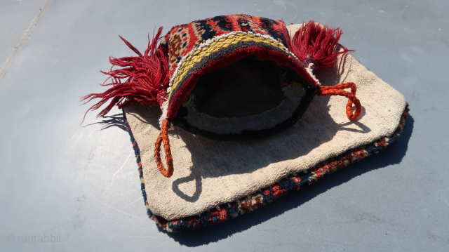 Fragmented (!)  Boteh bag, wool, cotton. Tassels. Ca ; 48 cm x 35 cm./ ca; 18,5 inch x 13,5 inch. Kurdish ? 75,oo euro ex transportcosts. Contact and info ; MaxRotring@protonmail.com  ...