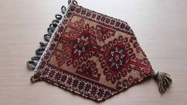 Comprised Kirghiz, old. length and width, ( no tassels or loops.) Topside ; 41 cm. Leftside ; 28.5 cm. Leftside angled 25 cm. Interior, ( top ,bottom .) 46 cm. ...
