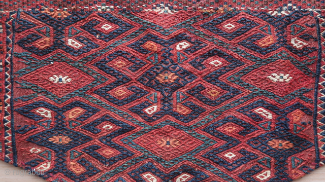 Turkmen , width 74,5 cm x height 40 cm ( center.). Leftside ca 22 cm. Left angle ca 42 cm. ( Right side idem. )
Contact and info ; MaxRotring@protonmail.com
