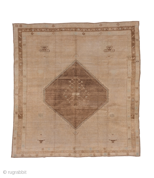 Oushak Carpet

9.8 x 10.3
2.98 x 3.13

This Oushak has an unusual single-wefted structure, almost like a Spanish rug. The golden beige open field centres  a soft brown hexagonal medallion and there are  ...