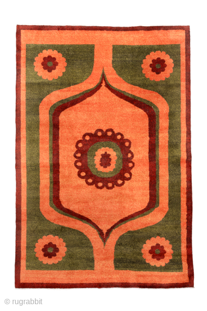 Vintage Chinese Art Deco Rug with Bold Floral Design, Circa 1930. Features a bold central floral medallion surrounded by sweeping geometric forms and stylized corner blossoms.

6'1" x 10'1"

Item No: 101040   