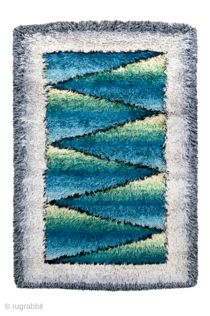 Vintage Swedish Rya Rug with Abstract Wave Design, Circa 1960. Dynamic abstract design of overlapping wave-like forms in turquoise, blue, green, and pale yellow, framed by a broad ivory border.

5'2" x 7'7"

Item  ...
