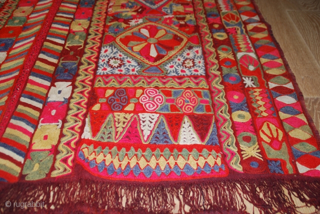 Kilim indien , 272cmX157cm.En bon état,une légère décoloration sur une bordure visible sur les photos.                  