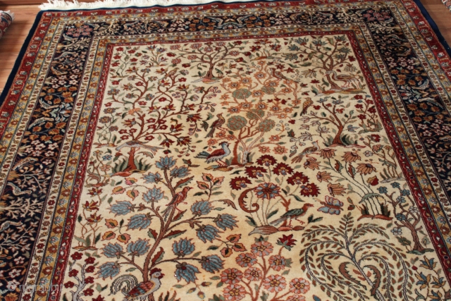 Wonderful carpet natural colors with Birds,patternet as you can see in the picture Clean hand washed. size 2,75cm x 1.80cm             