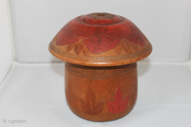 Antique hand carved in wood winding box of the 19th century, natural colors size 0.18cm / 0.14cm                