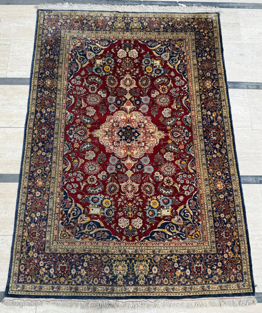Turkish Kayseri Silk Carpet. Circa 1970. Great condition. Size 126 x 176 cm.
Please send me directly mail.
emreaydin10@icloud.com
0090 + 544 374 10 98           