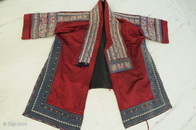 Very fine Coat, China, around 1915, silk with fine embroidery and applications, perfect condition                   