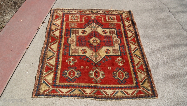Nice looking Fachralo prayer rug low pile theres no repair sides are original.
Size 3.10x4.6                   