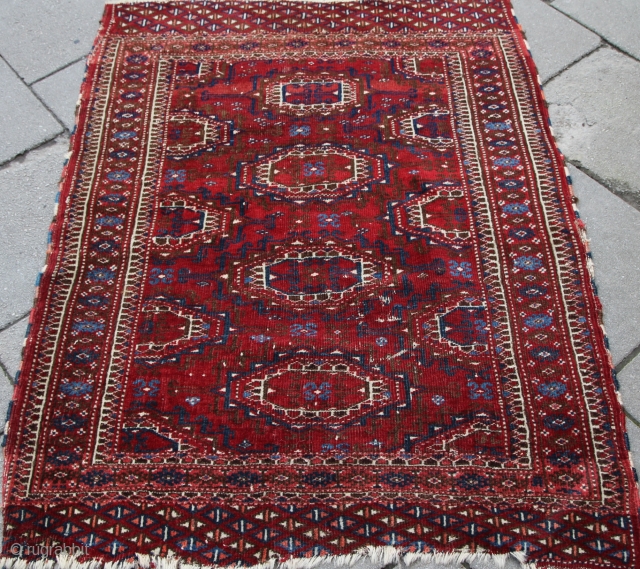 Sweet little Semi Antique Salor Turkoman Rug
Size: 1.30 x 0.96cm
Early 20th century
Needs a bit of attention on the ends, overall wear.            