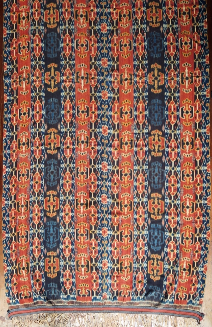 Sumba Ikat Men’s Mantle with Red Dye (Hinggi Kombu)
 
Indonesia, East Sumba, 1970-1990

Handspun cotton, commercial dyes, warp ikat, twining

Description: A modern example of one of the oldest ikat patterns for men’s mantles  ...