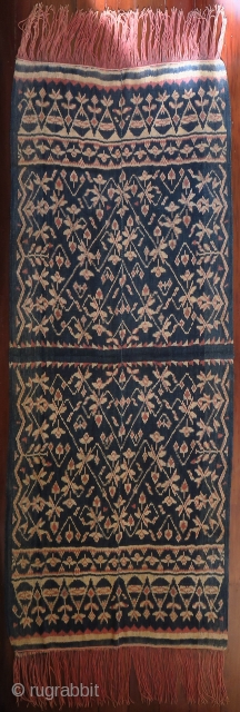 Indonesia | Early 20th C ikat shoulder cloth (lafa)

Indonesia, Rote, 1900-1920

Handspun cotton, botanical indigo and morinda dyes, warp ikat

A fine antique ikat shoulder cloth made up of two panels, stitched together along  ...