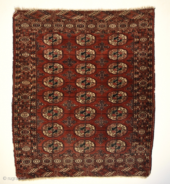 Turkmen Tekke wedding rug. Size: 141cm x 120/ 4′ 7.51″ x 3′ 11.24″                    