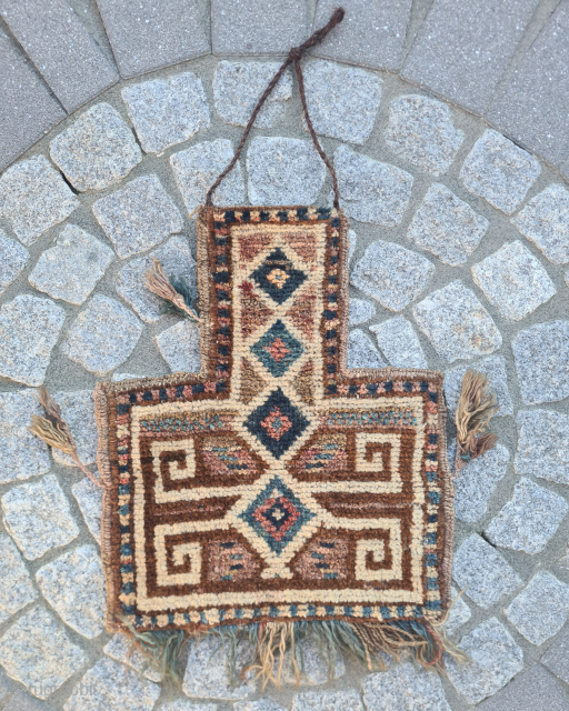 Baluch saltbag Namakdan with a rare pattern
Dimensions: 36 x 41 cm Knotted front. In age-appropriate used condition (see photos).
Please contact me only directly: goekay.sargin@yahoo.de