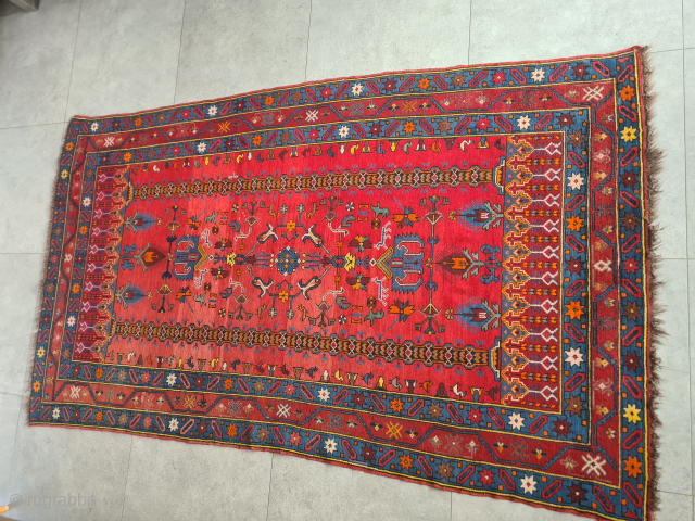 Antique Derbent Rug – Caucasus 

I am offering a beautiful and authentic Derbent rug from the Caucasus, entirely hand-knotted and preserved in very good condition.
The rug is estimated to date from the  ...