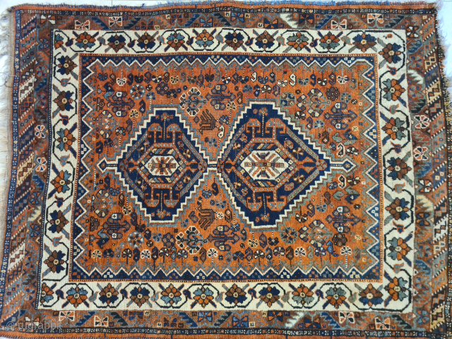 Antique Qashqai Khamseh rug with beautiful patterns (Hejbathlu medallions) and plant-based dyes from the first quarter of the 20th century. Rare small format. Dimensions approximately 117 x 153 cm. The fringe is ...
