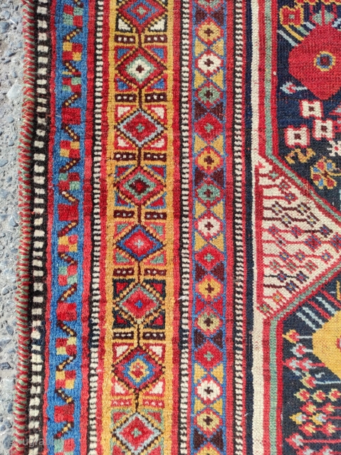 Khamseh Carpet 

Size : 130x225 cm                           
