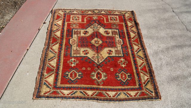 Nice looking Fachralo prayer rug low pile theres no repair sides are original.
Size 3.10x4.6                   